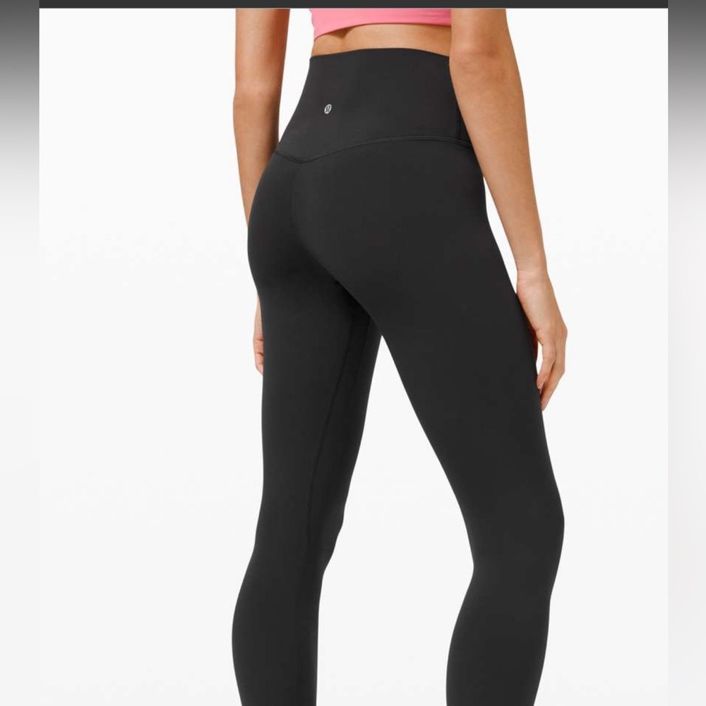 Lululemon Align Leggings!! 🖤  Size 6 🖤 25”
Black 🖤 Good condition